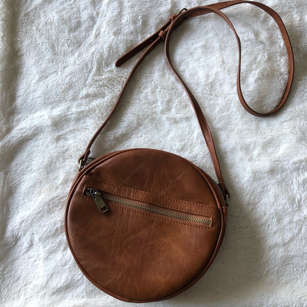 Never worn round crossbody bag ✨
